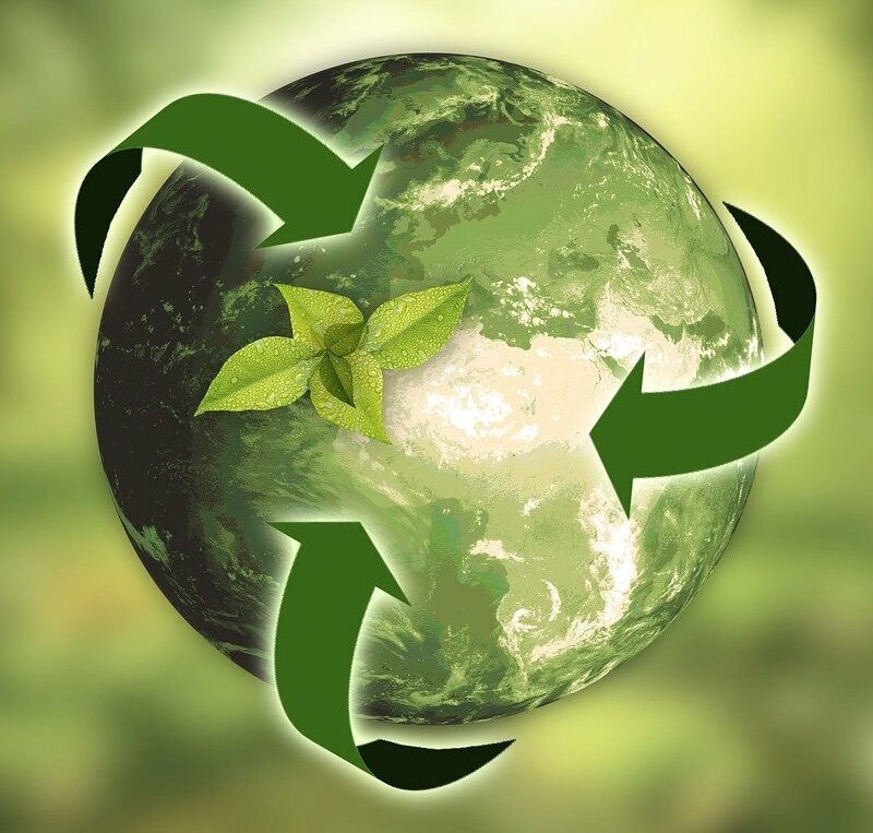 Weltkugel mit Recycling-Symbol